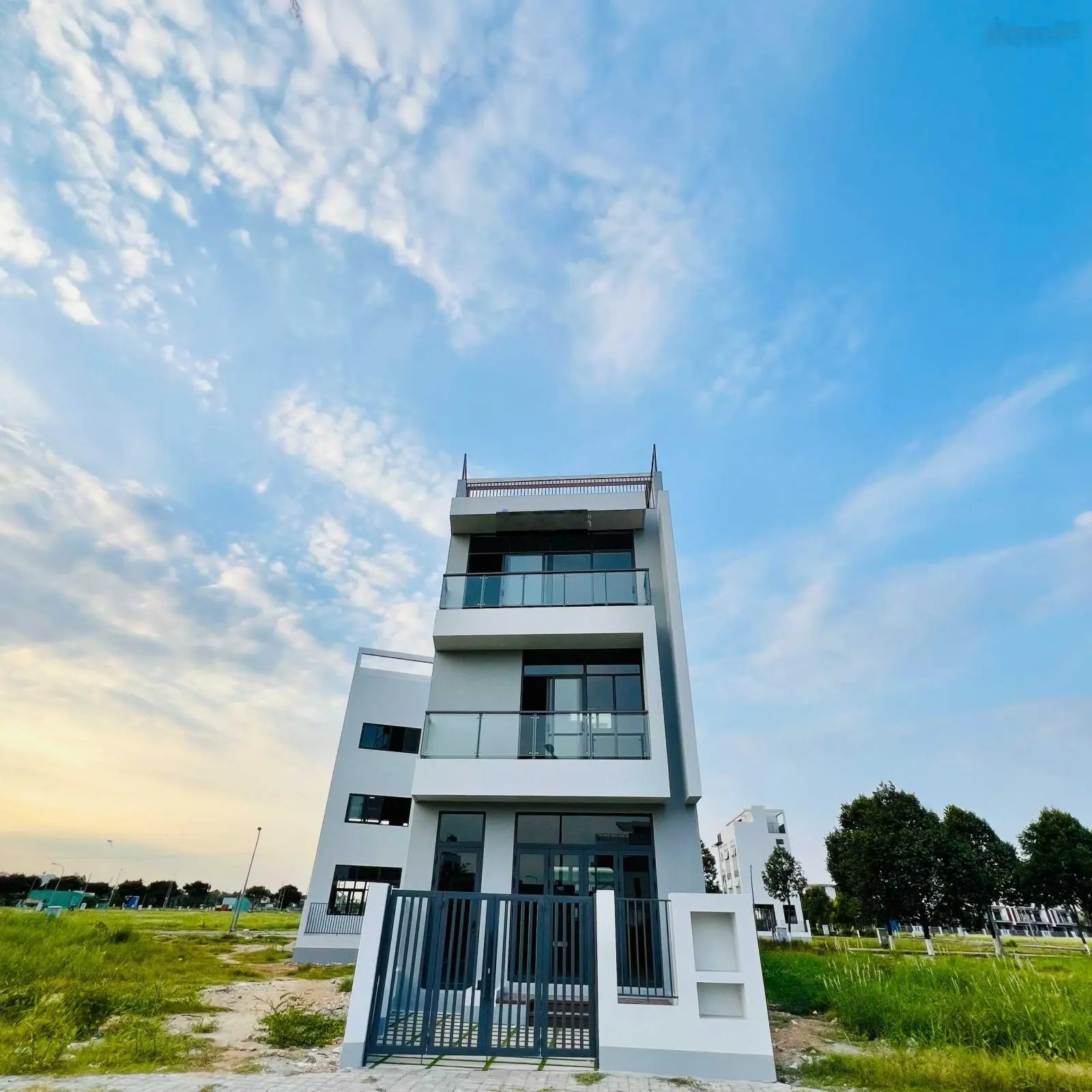 Bán căn nhà nở hậu, mặt tiền đường thông ra hồ giá tốt nhất Đông Tăng Long