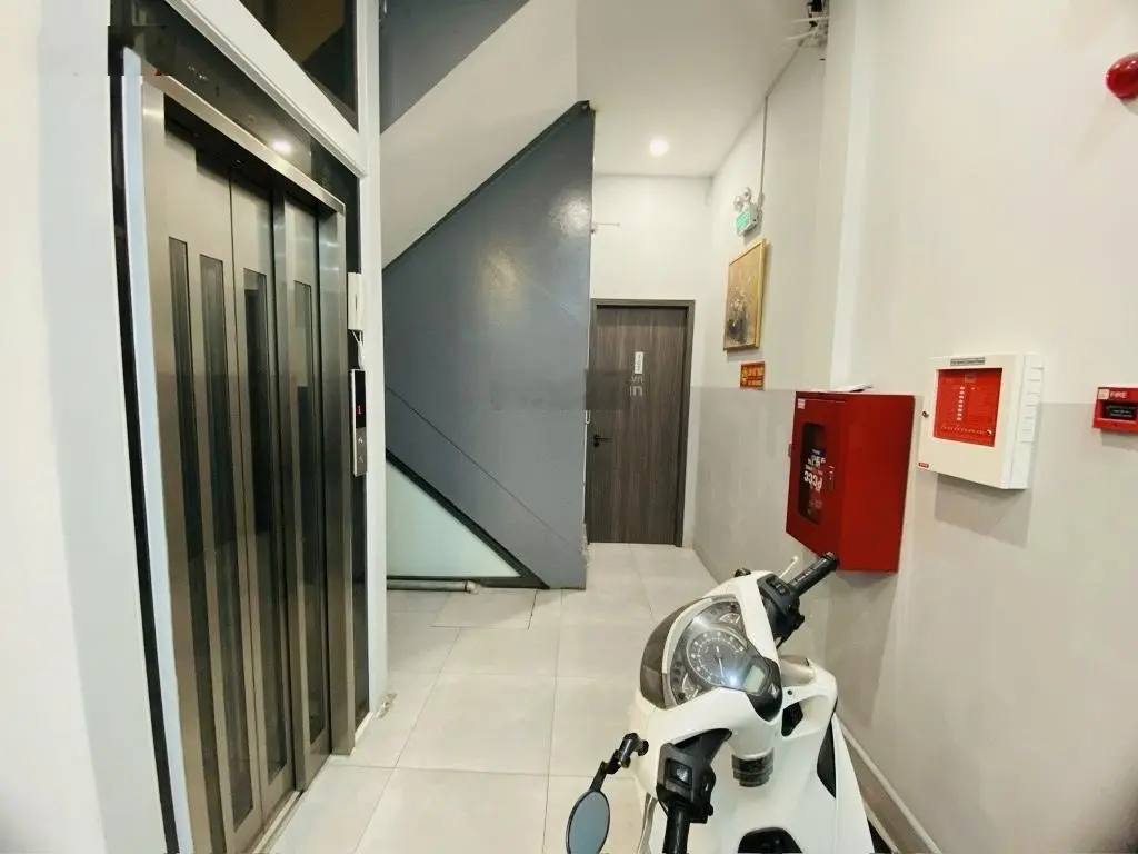 Cần bán tòa nhà 7 tầng Vũ Ngọc Phan, kd văn phòng, ccmn, thang máy, gần ô tô tránh, 68m2, 15.5 tỷ