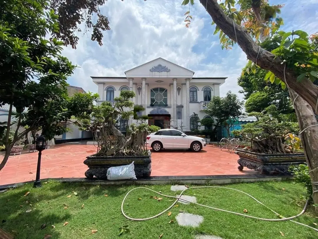 Biệt thự sân vườn hồ bơi ngã 4 Hòa Lân 28*43m LH 0909 036 ***