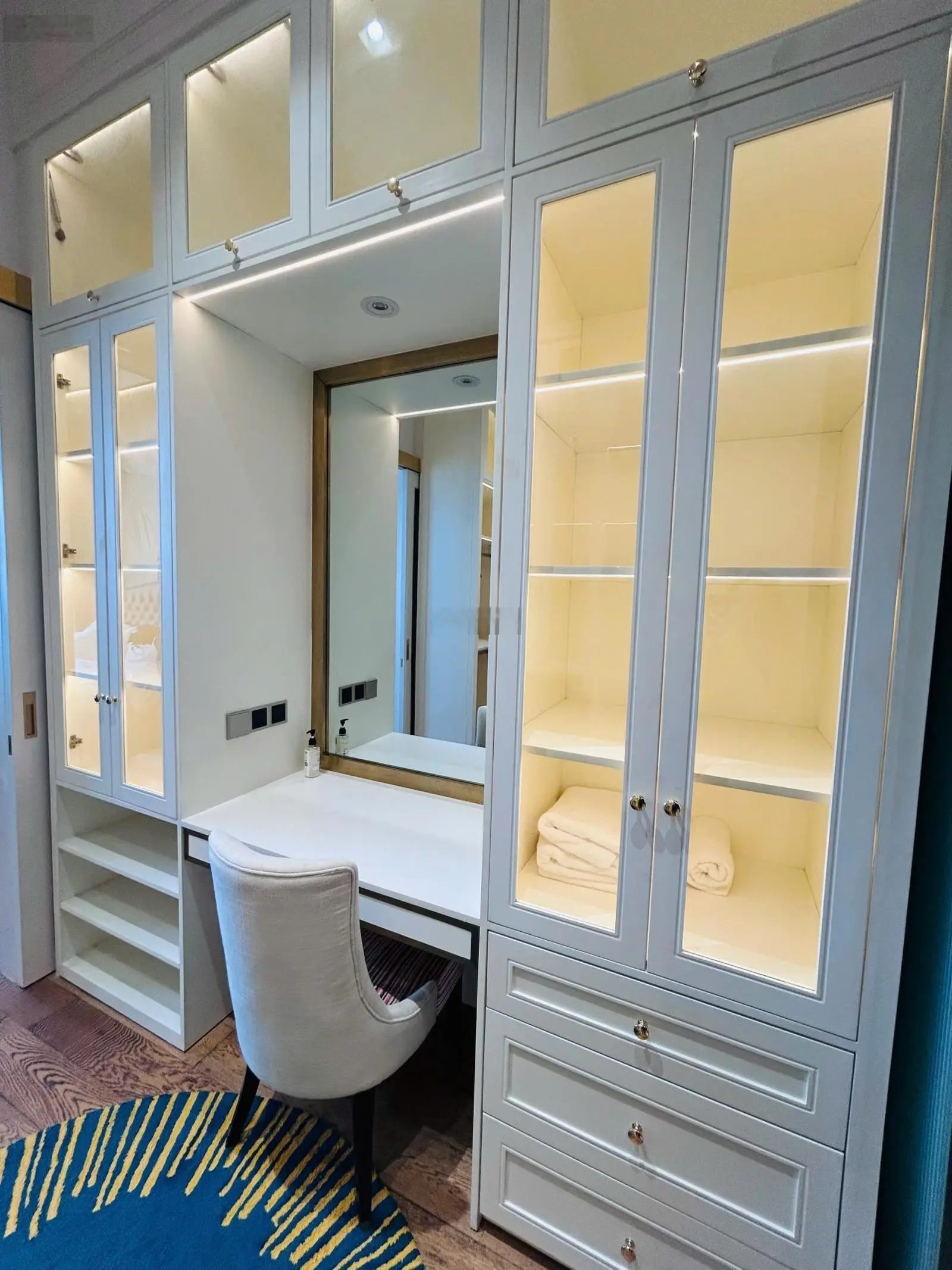 Bán penthouse nội thất sang trọng view sông q2 thảo điền. liên hệ 0902 835 ***