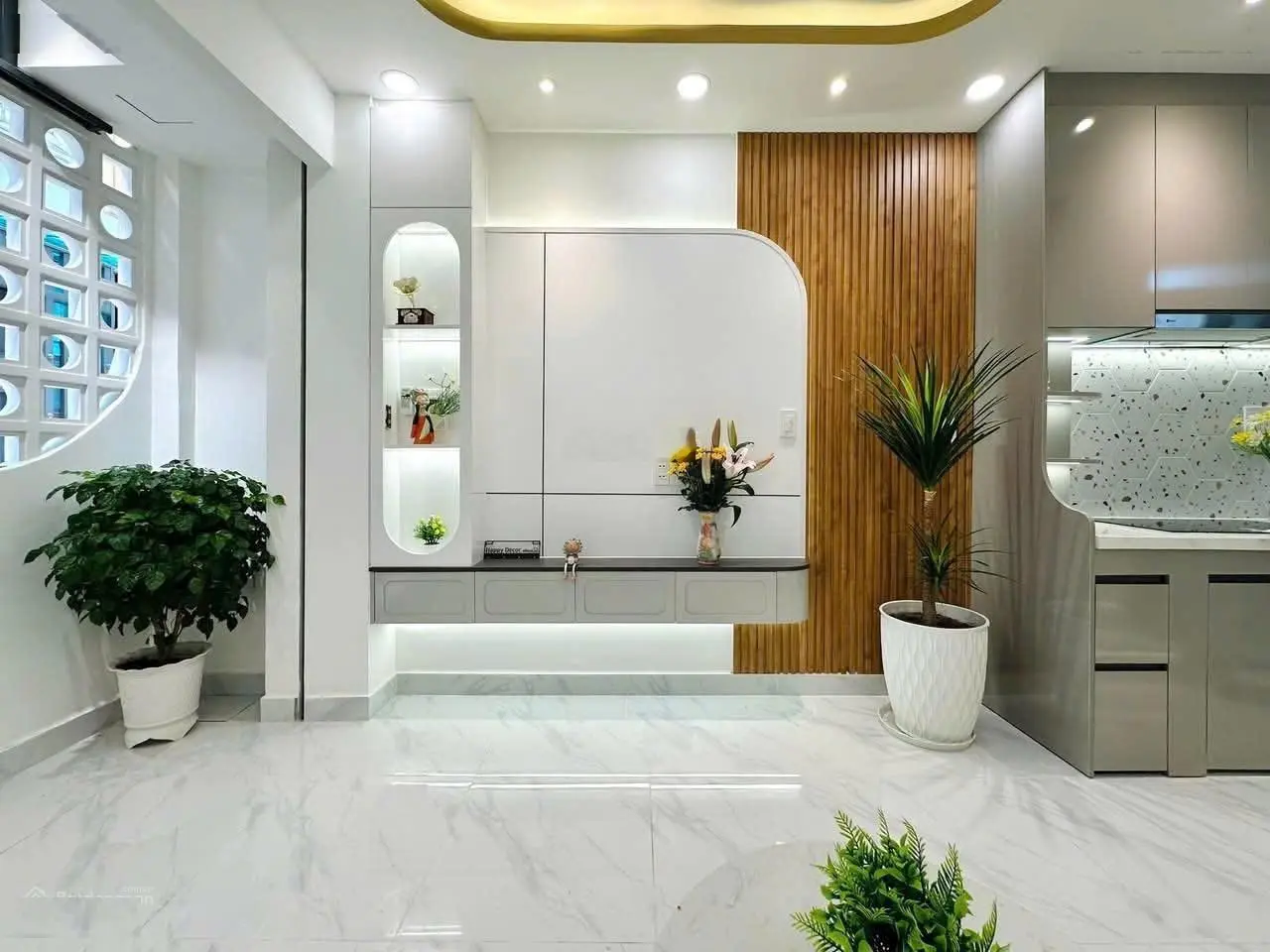 Nhà hxh Nguyễn Trọng Tuyển, 2,15 tỷ, 52 m2, 4PN, 4WC, đẹp, nhiều tiện ích. Shr sang tên ngay