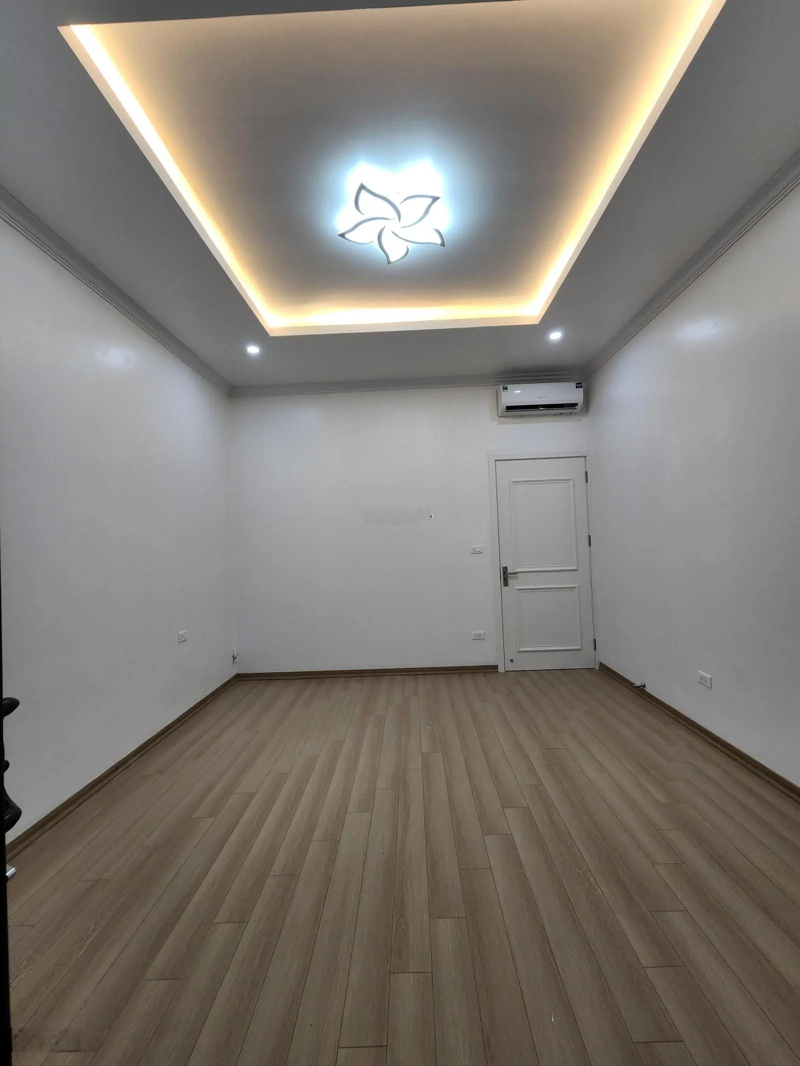 Đống Đa, Trung Liệt 40/50m2, 5 tầng, 4m mặt tiền, phân lô, thang máy, ô tô -Lh Giang 0979388189
