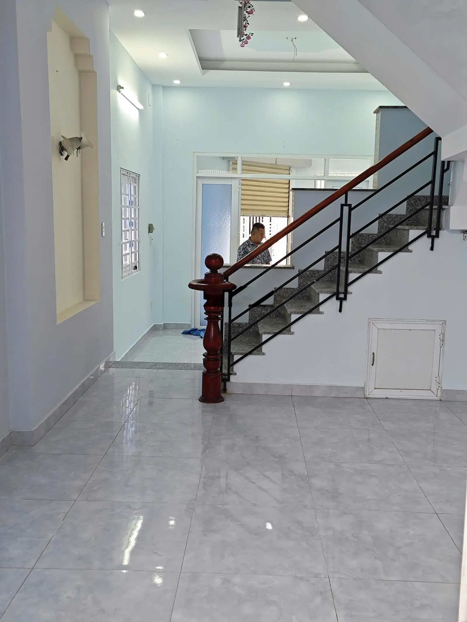 Cần bán gấp nhà 1 trệt 2 lầu, 2MT hẻm xe hơi đường Gò Cát, Phú Hữu, DT 58m2/4.25 tỷ TL