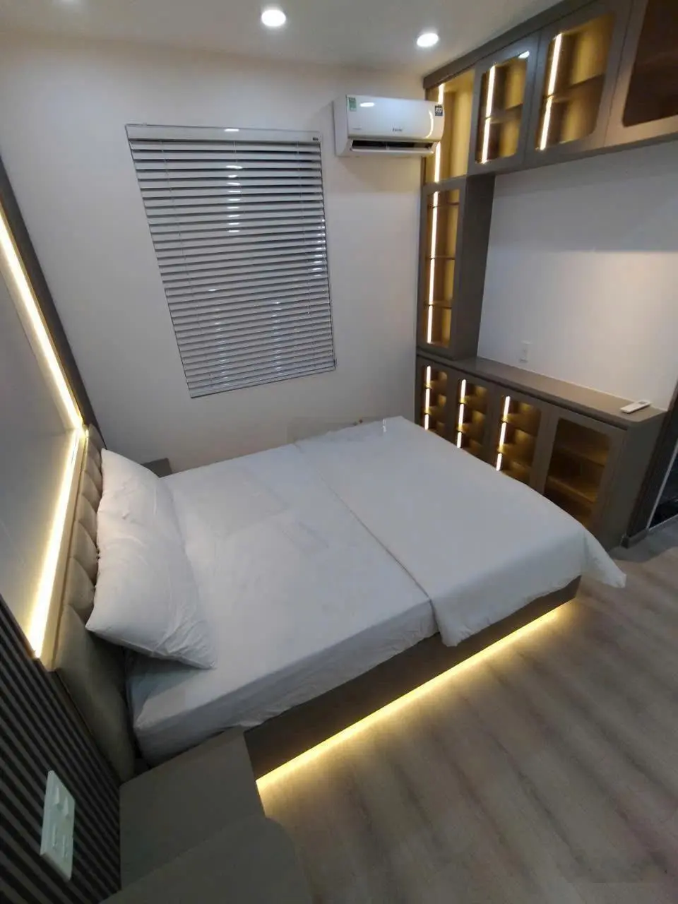 Bán căn hộ Sky Garden 2- 91m2 căn góc-3pn2wc-Giá Bán: 5,x- Giá Cho thuê: 40tr. LH: 0903 788 ***