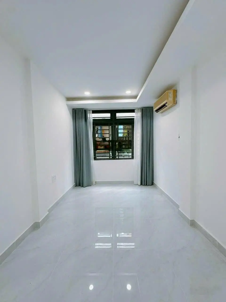 Bán gấp nhà đường Bến Vân Đồn, Quận 4.giá 3ty350/40m2. Gần trường, chợ. Liên hệ: 0936 436 ***