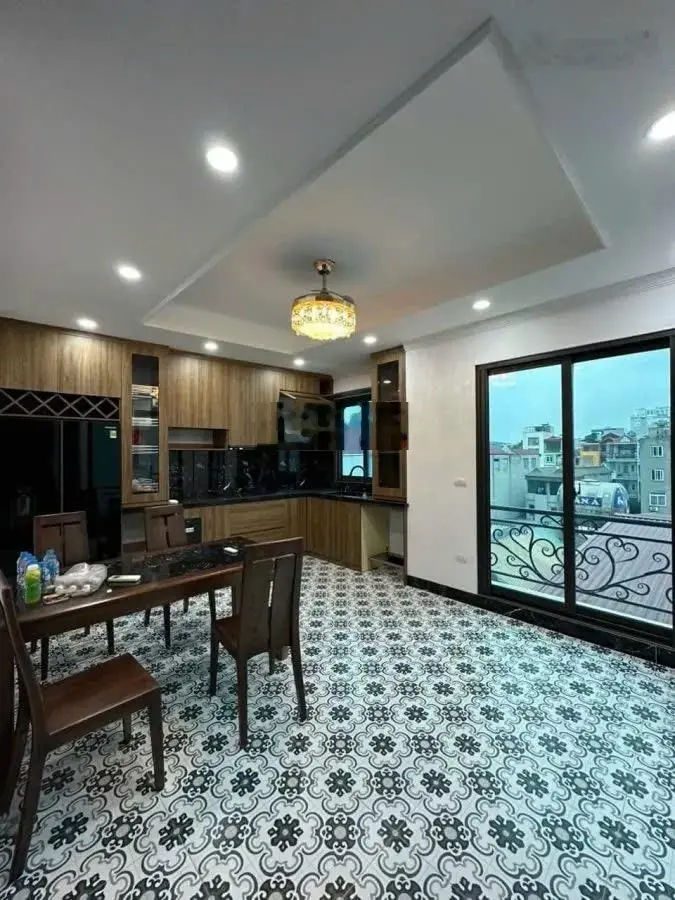 Lấy đâu ra! Nhà đẹp xây mới - cạnh Royal 6 tầng thang máy 40m2 - giá chỉ 8.3tỷ - gần phố