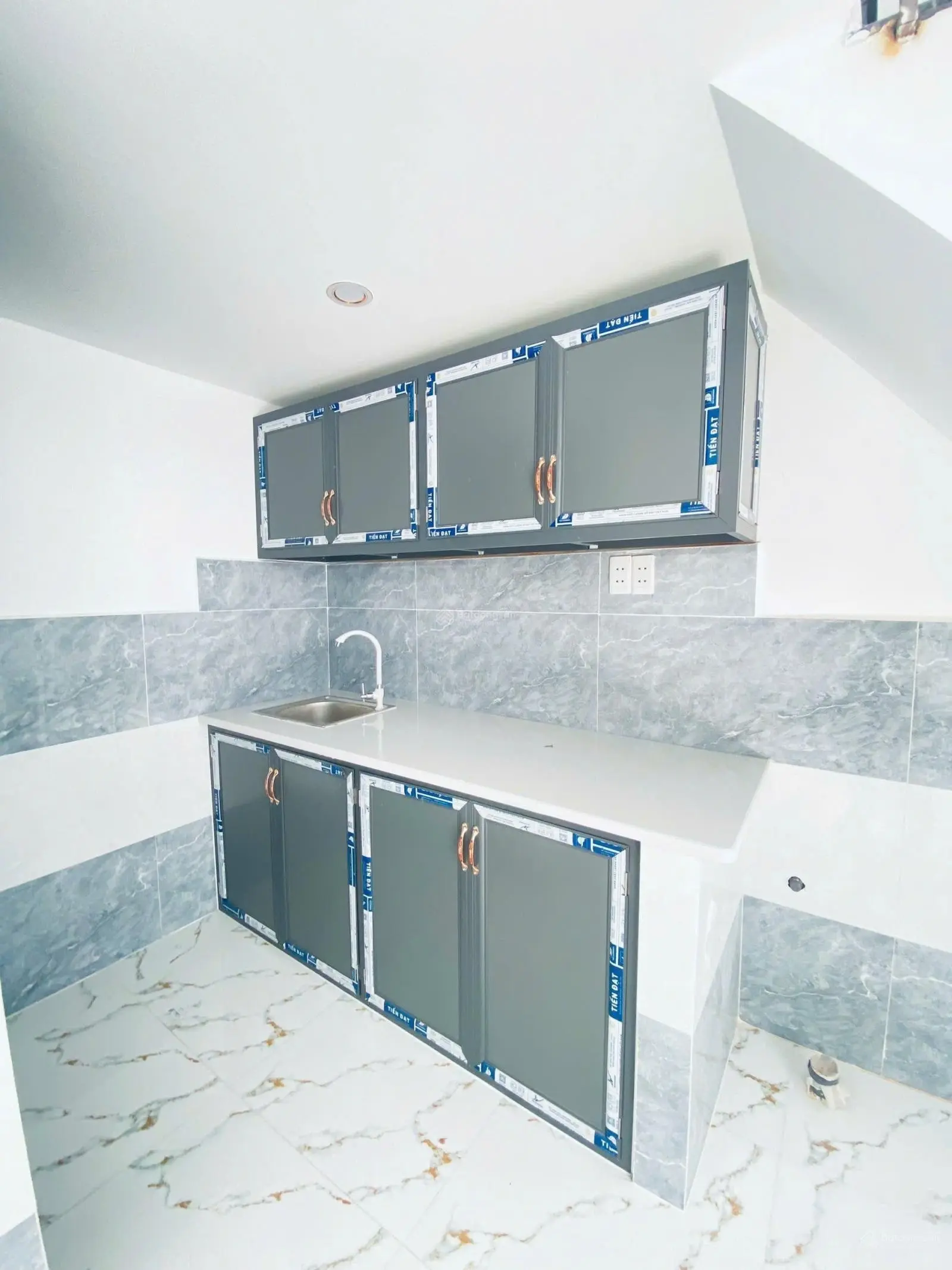 Bán Nhà riêng tại 1 sẹt Đường 824, giá 595 triệu, 60m2 , 1 trệt 1 lửng 1 lầu , KDC hiện hữu