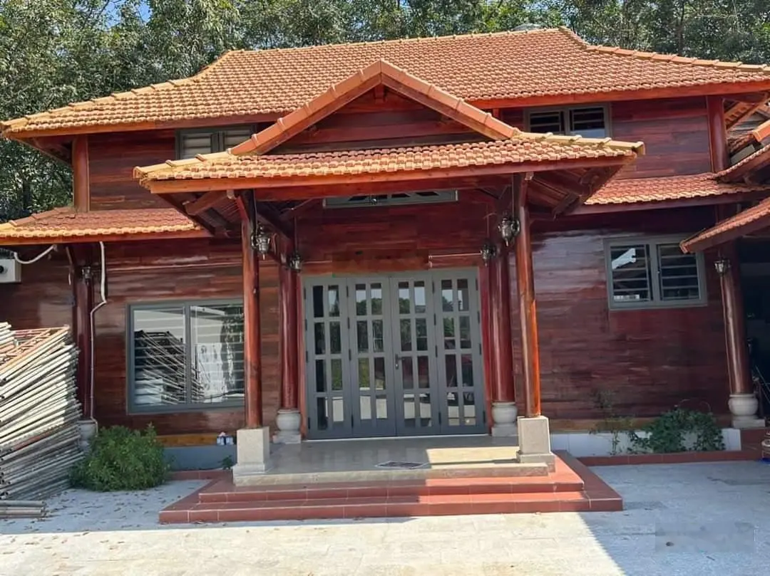 Chính chủ định cư sang nước ngoài cần tiền bán nhanh căn nhà gỗ biệt thự ngay chợ Bình Chánh