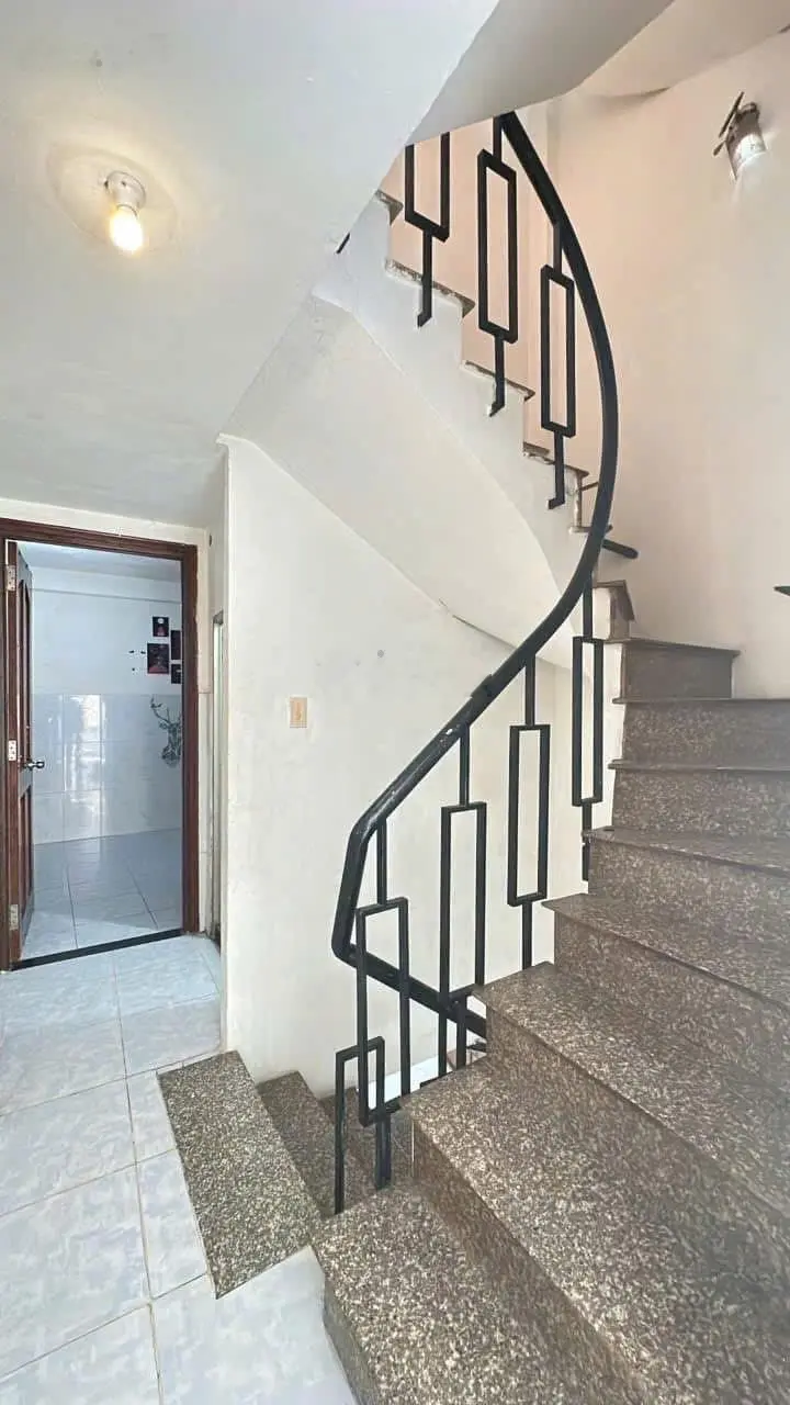Nhà 5 tầng 5pn - sát mặt tiền Tôn Đản, xe hơi cách nhà 5m. 5,3 tỷ