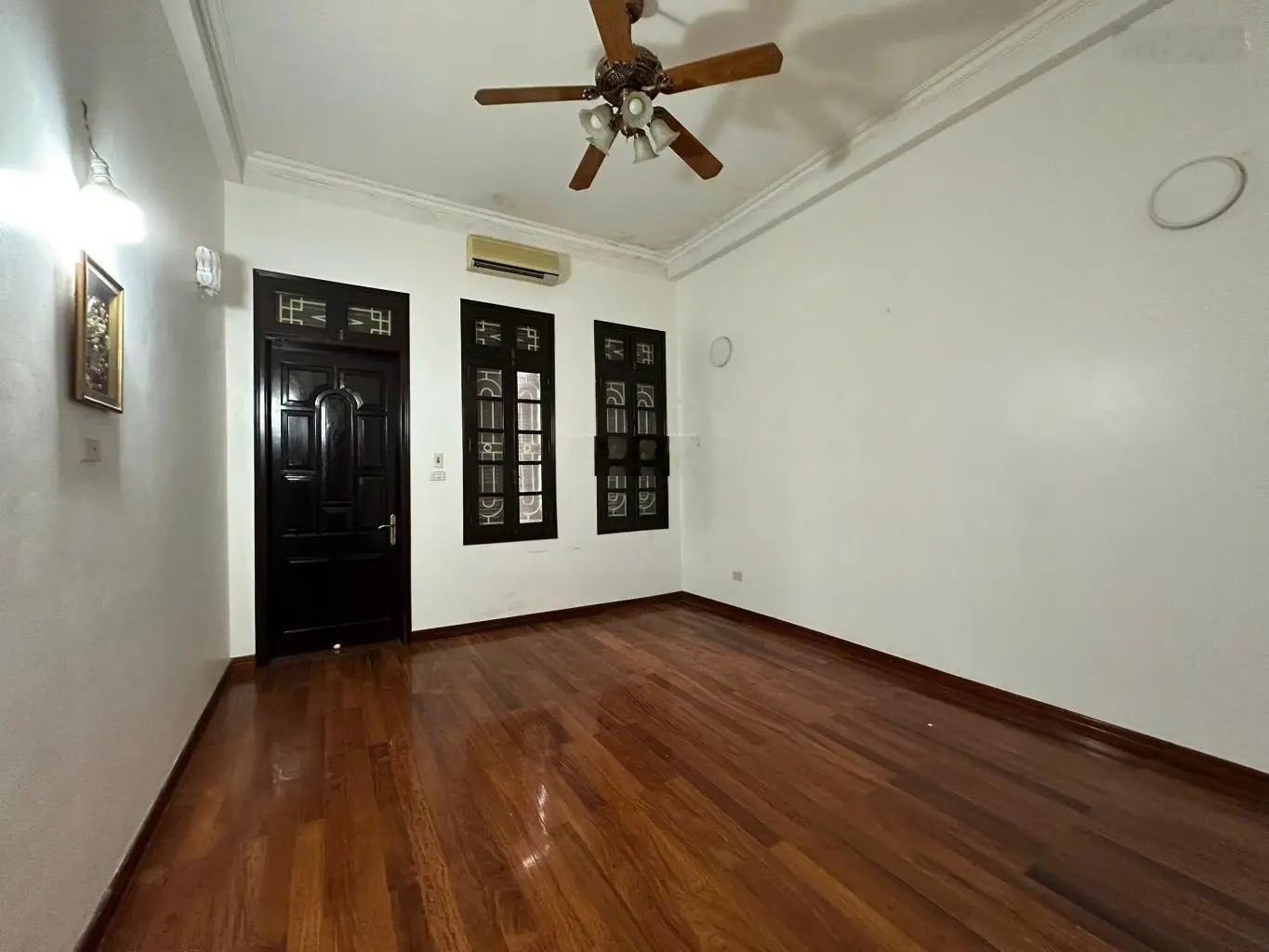Siêu phẩm 6 tầng thang máy 64m2 mặt hồ phố chùa láng - đống đa