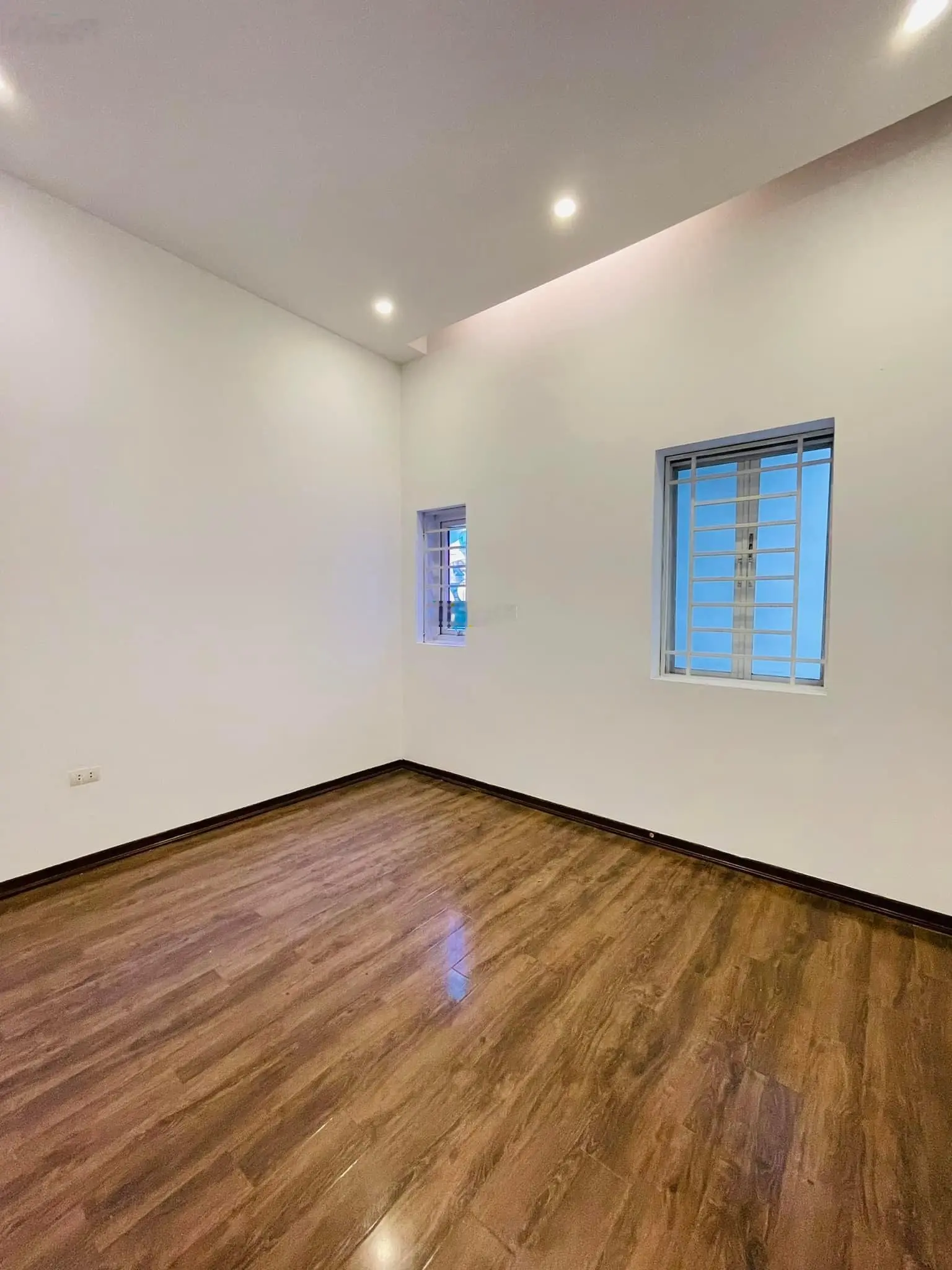 Chuấn 100%, bán nhà 4 tầng, lô góc, phố Trịnh Công Sơn, ngõ thông gần phố, ôtô, đi bộ ra hồ. 9.2 Tỷ