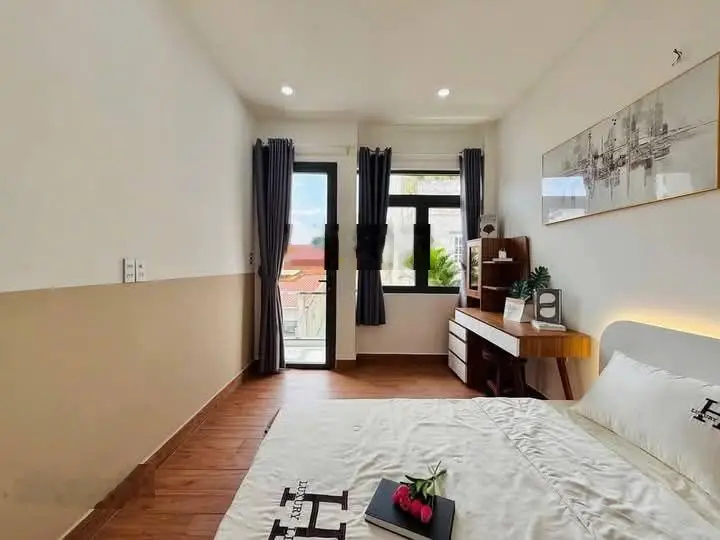 Nhà đẹp ở luôn phố Ngọc Khánh, 2 thoáng vĩnh viễn, ngõ thông thoáng, cách ô tô 45m, dt 42m2 * 5t