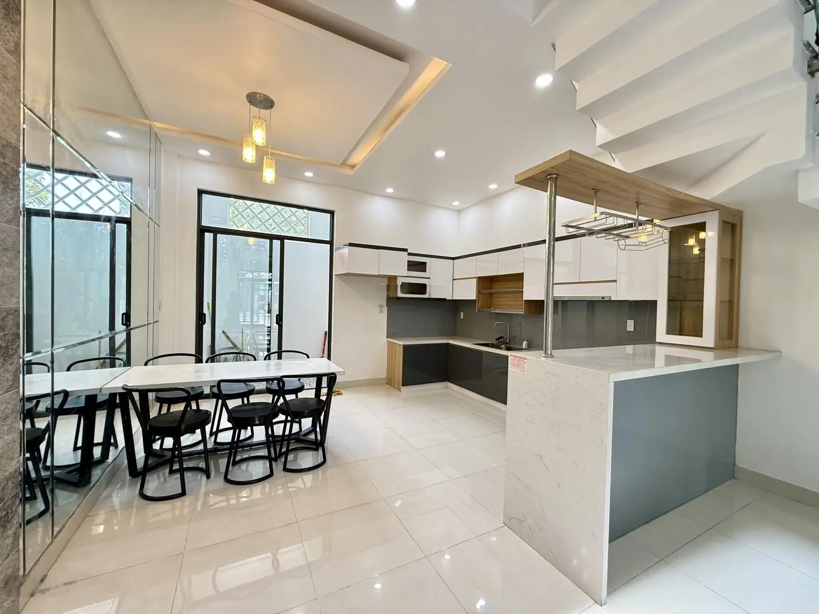 Bán nhà KDC Hiệp Thành 3, nhà 1 trệt 2 lầu 4 phòng ngủ, sân oto nhà đã hoàn công