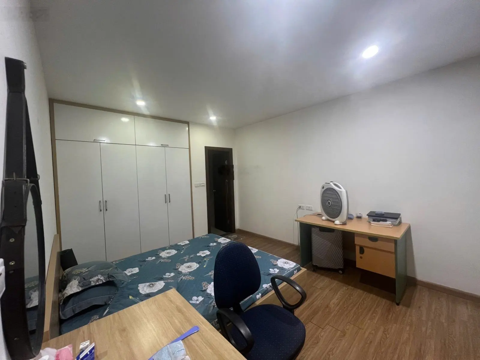 CC chuyển nhà cần bán gấp căn hộ 71m2 , tầng trung view đẹp, ban công đông nam, giá 3,72 tỷ.