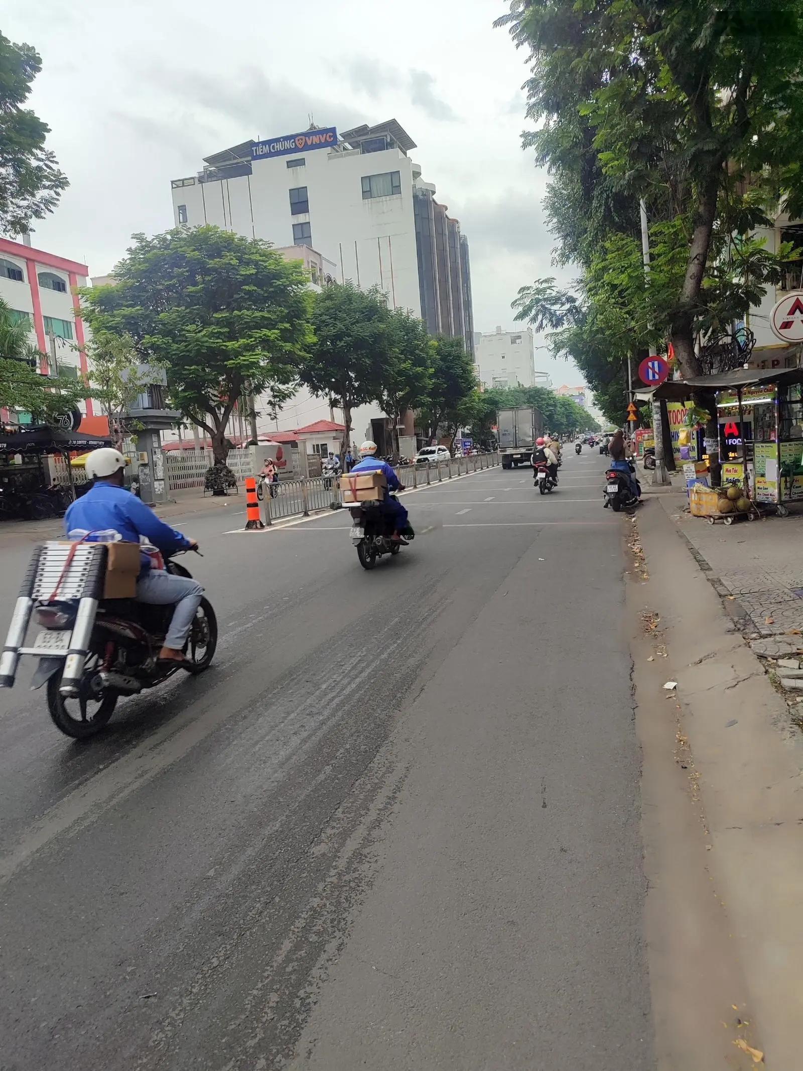 Mặt tiền Tân Hòa Đông đói diện chợ 8x16 5 lầu vỉa hè full 12m