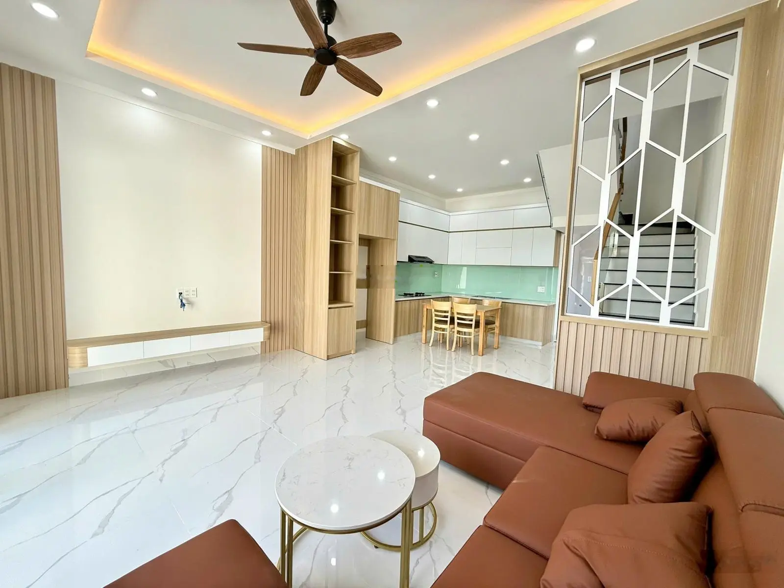 Bán nhà phường Phú Lợi gần vòng xoay Hiệp Thành 3, nhà 1 trệt 2 lầu, 3PN 4WC, sân oto