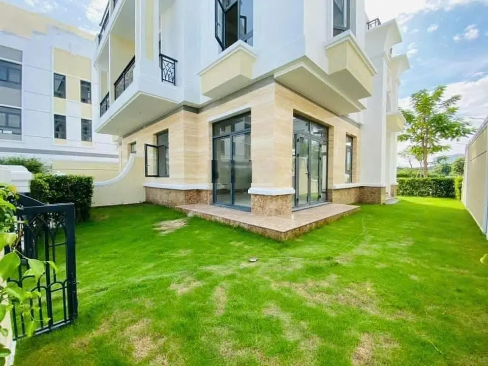 Villa song lập Verosa Park, DT 17x14m, nhà thô sân vườn rộng, đường 20m, sổ hồng sẵn, giá 28 tỷ