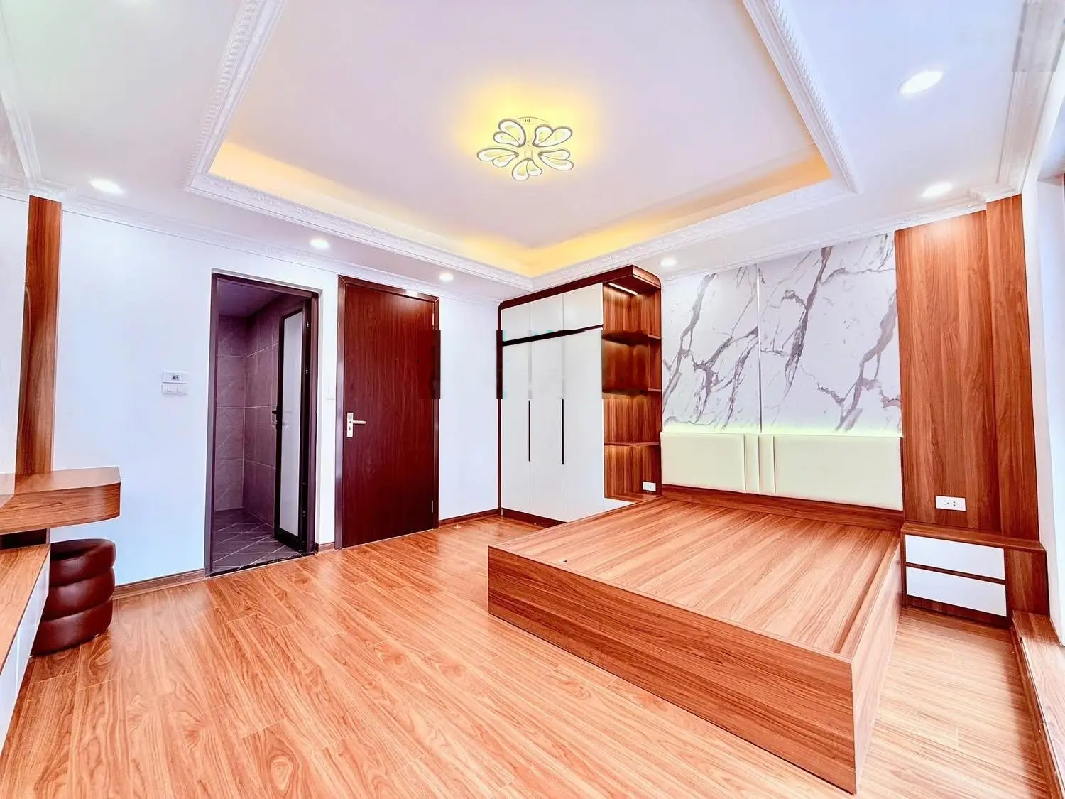 Chủ cần bán gấp nhà mới đẹp long lanh Chùa Láng, Đống Đa, 32m2, 5T, xách vali đến ở ngay