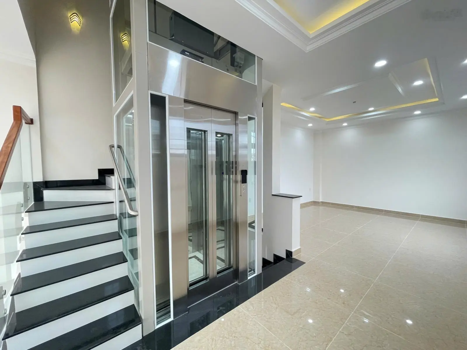 Nhà 1 trệt 5 lầu có thang máy ven sông Sài Gòn - khu nhà phố đồng bộ đường 9m liền kề Vạn Phúc City
