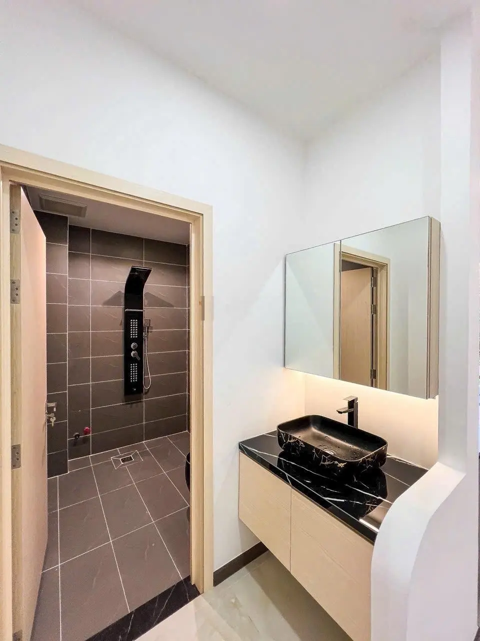 Cần vốn bán gấp nhà mới xây rẻ nhất khu