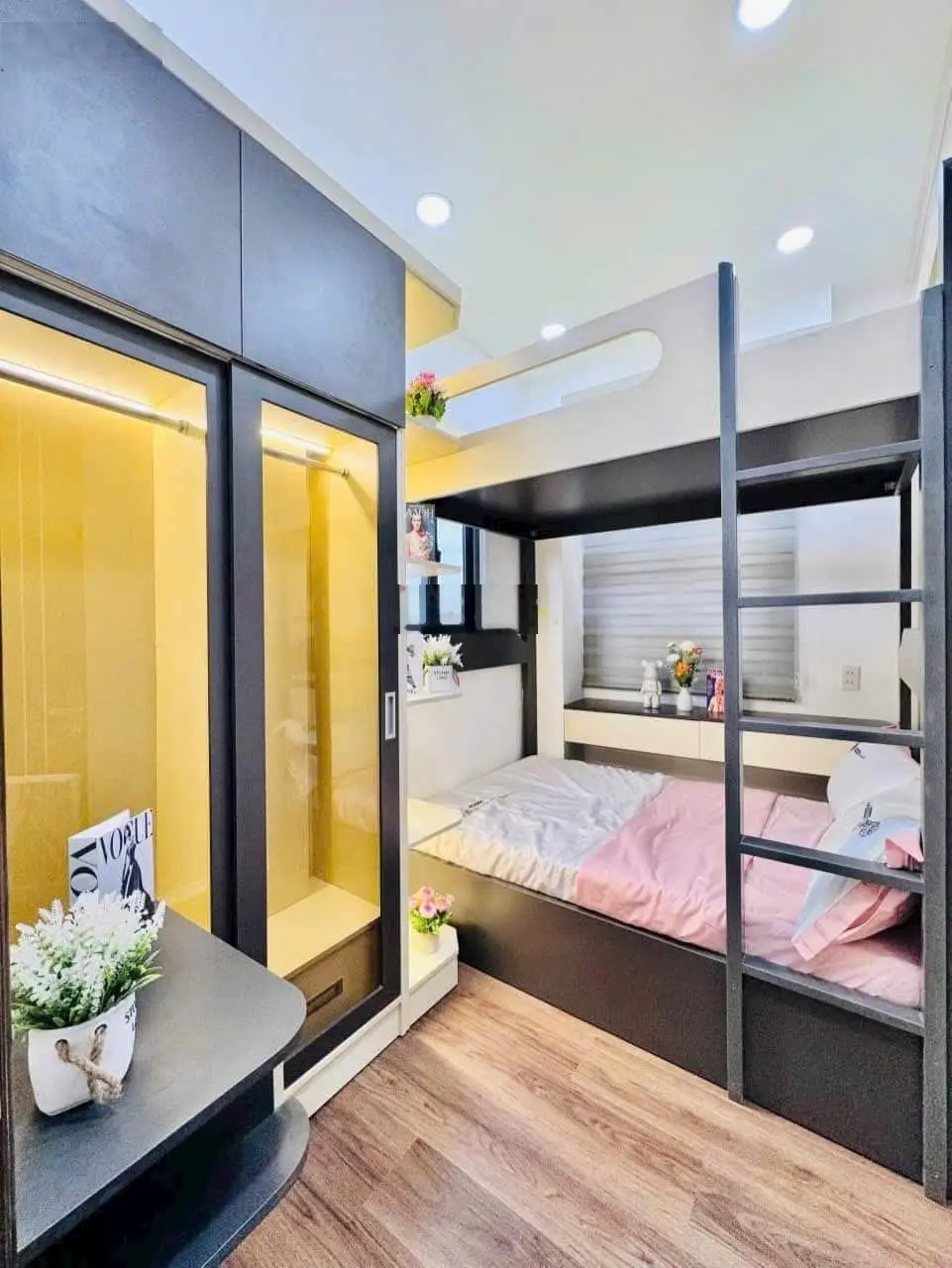 Chính chủ cần bán. DT : 25,8m2, Giá 3tỷ3 còn tl, 1 trệt 1 lầu 2pn 2nvs, có ban công. LH 0919 125 ***