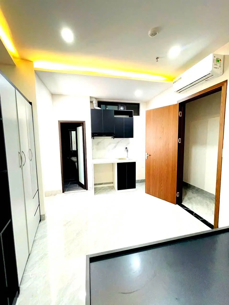 Tòa CC mini - Cầu Giấy - thang máy - sát phố - 14 Phòng đôi full nội thất - doanh thu 800 triệu/năm