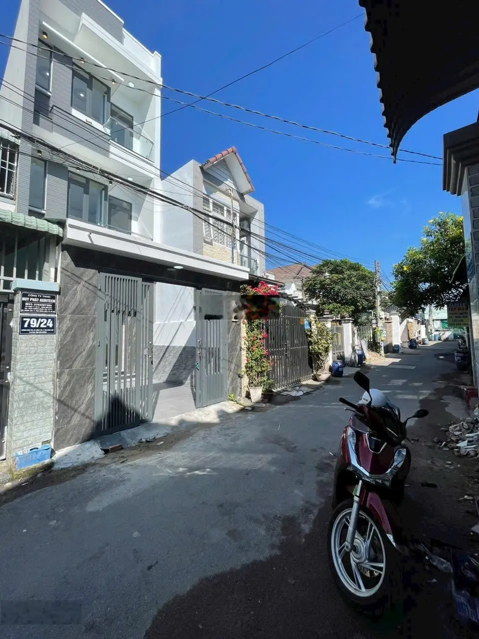 Nhà trệt - 2 lầu gần sân vận động Dĩ An. DT: 82.2m2. Đường nhựa 5m thông. 3 pn - 4 wc giá 4.5 tỷ TL