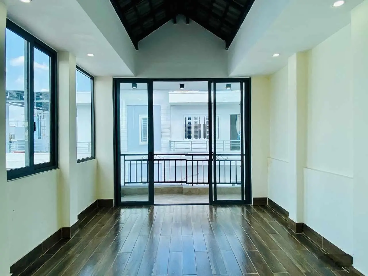 Giảm 200tr bán gấp - nhà mới đẹp - xe hơi nằm chơi trong nhà