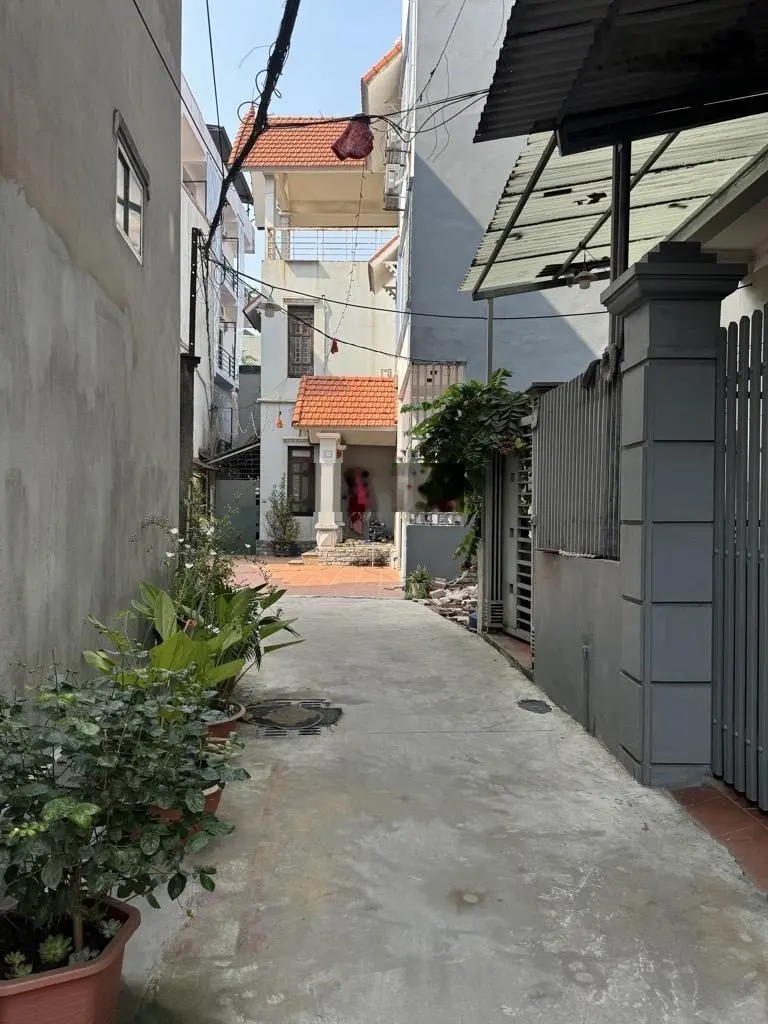Bán nhanh 50m2 đất Cổ Nhuế, Bắc Từ Liêm, cách ô tô 30m, giá: 125tr/m2. LH: 0968 371 ***