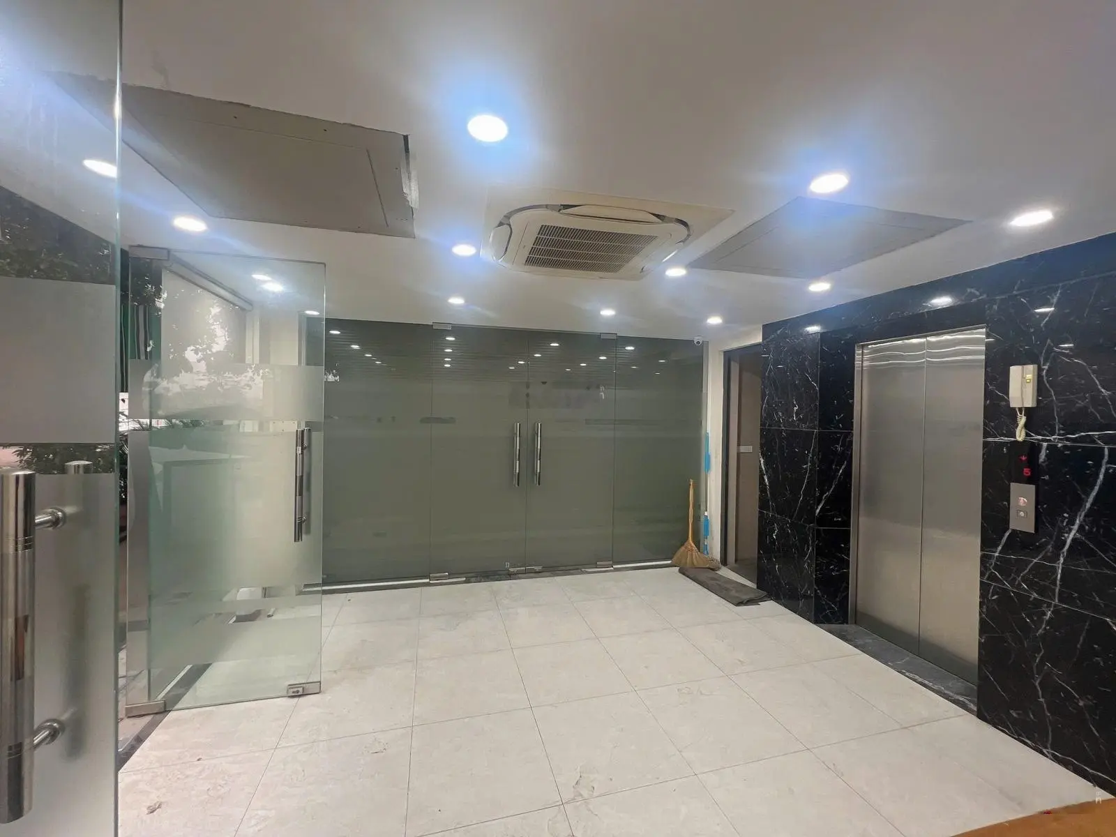 Bán nhà riêng tại Nguyễn Văn Lộc, 14,6 tỷ, 38 m2, 5PN, 6WC,vỉa hè,ô tô tránh, kinh doanh, Thang máy