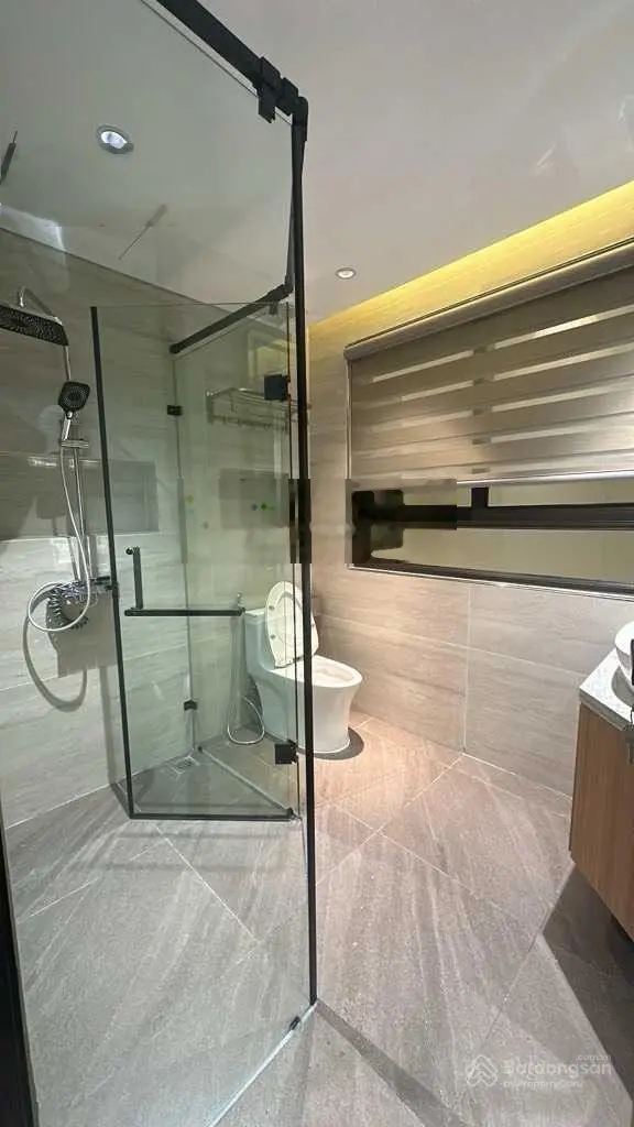 Giá hời để đầu tư, 60m2 nhà đẹp ở ngay TĐC Giang Biên, phân lô view công viên chỉ 155tr/1m2