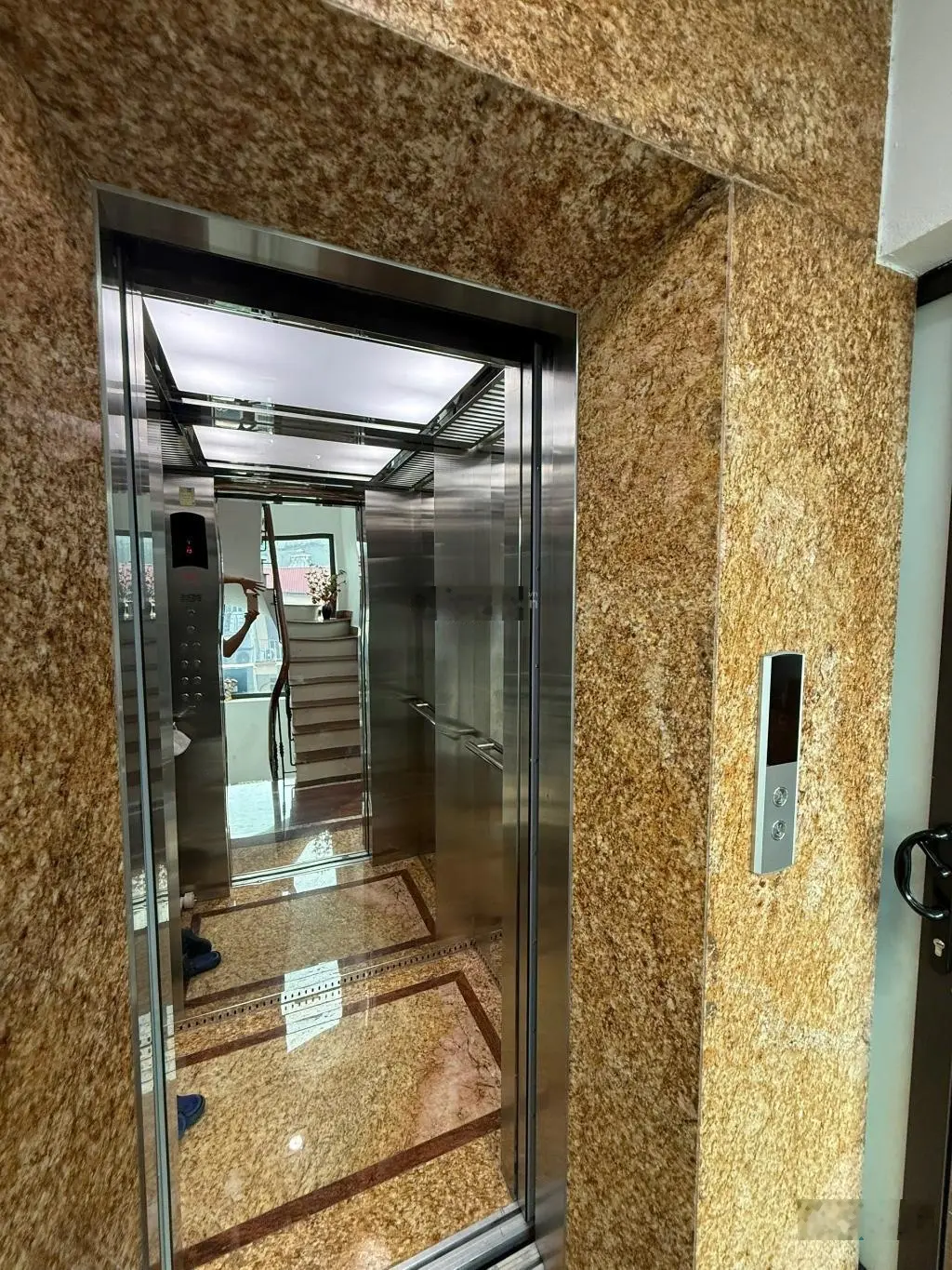 Bán nhà Cầu Giấy- Toà nhà 8T thang máy- phân lô ô tô- cách phố 1 nhà- 60m2- 25 tỷ