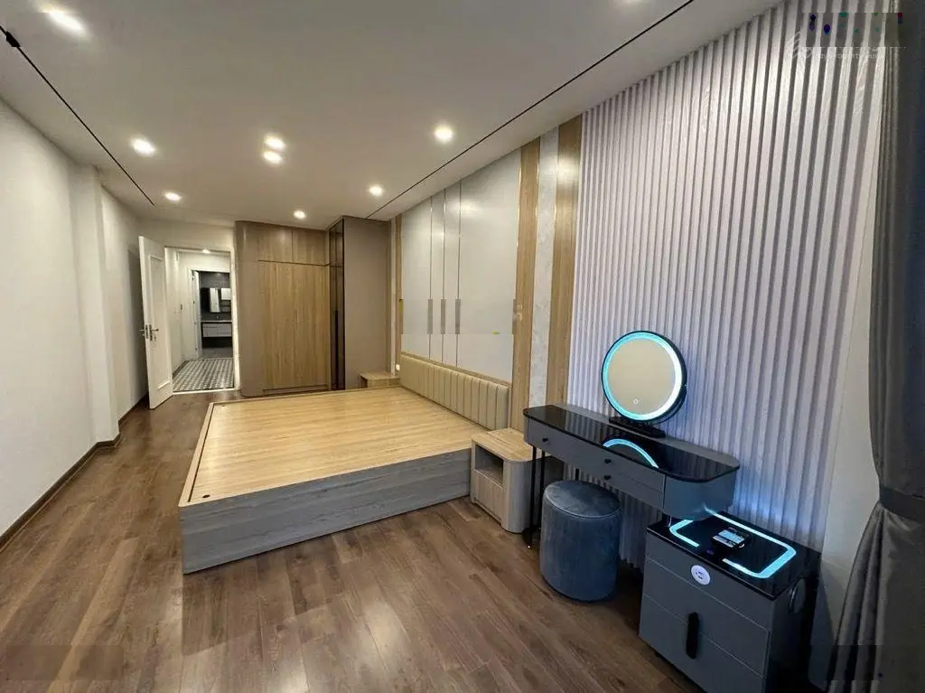 Bán Gấp nhà đẹp 40m2 Cạnh Phố Cổ Linh Ô tô đỗ cửa. Nhà mới hiện đại chỉ 6 tỷ