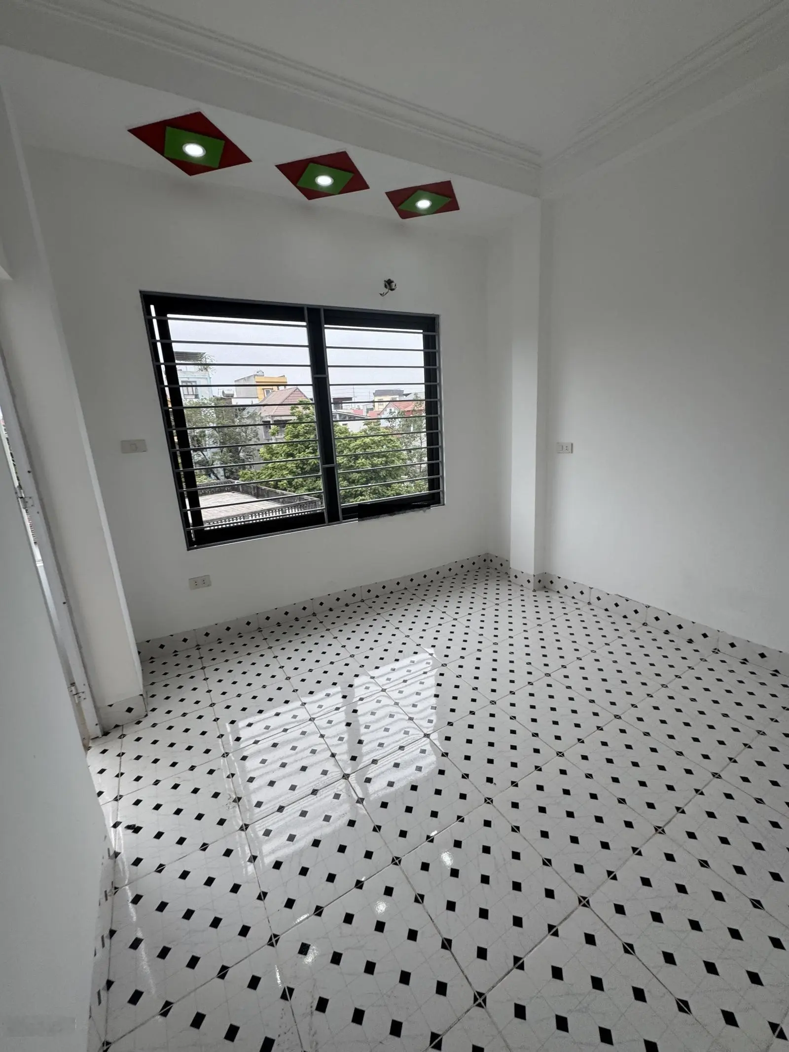 Nhà vị trí đẹp tt thuận tiện đi lại và sinh hoạt. la khê hà đông hà nội nhỉnh 5 tỷ 0979873188