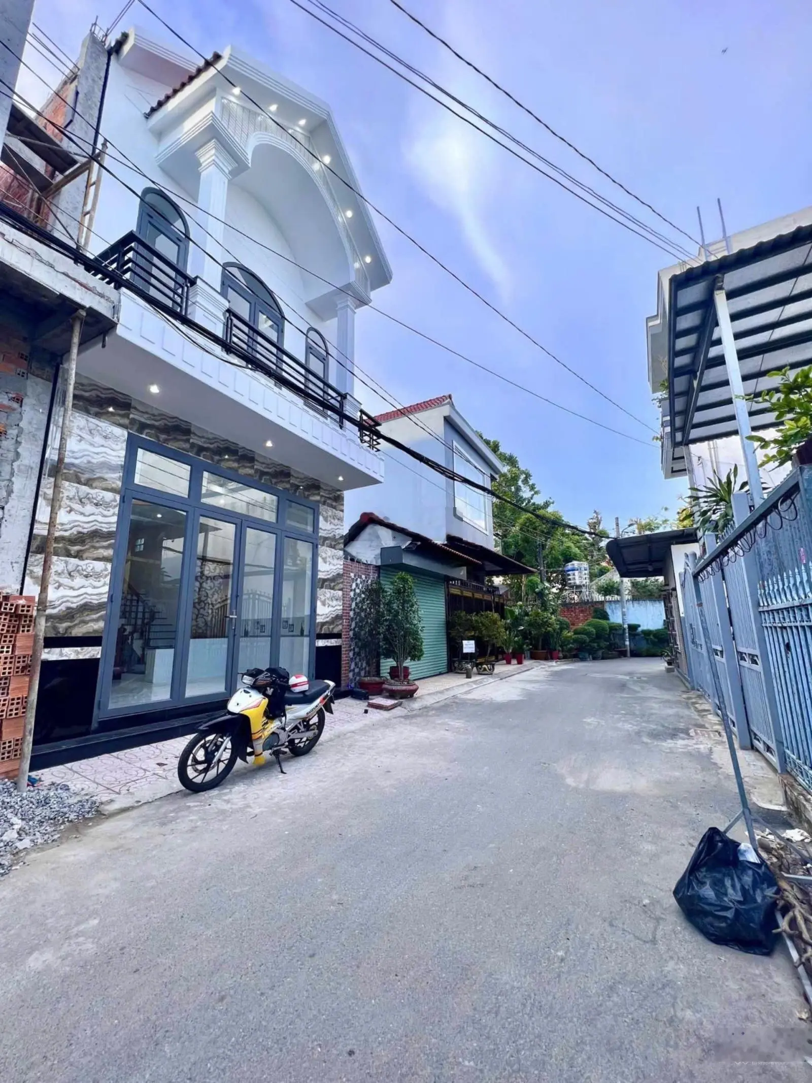 Bán nhà lầu mới 100% có 3 phòng ngủ oto đậu trước nhà sổ hồng hoàn công kế bên chợ Bình Thuỷ