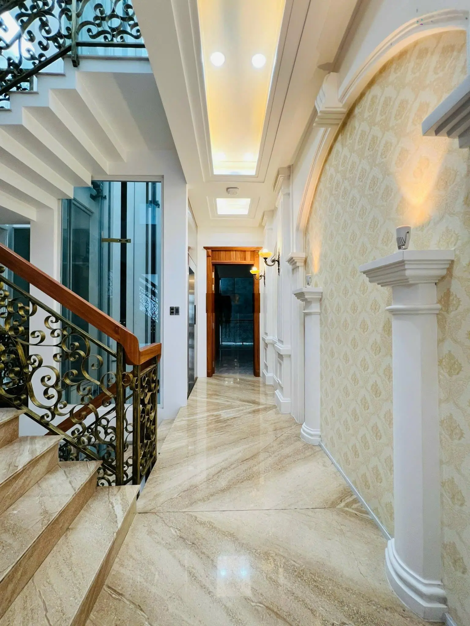 Bán dinh thự 4 lầu diện tích gần 1000m2 mặt tiền kinh doanh đối diện TTTM Emart Phan Huy Ích