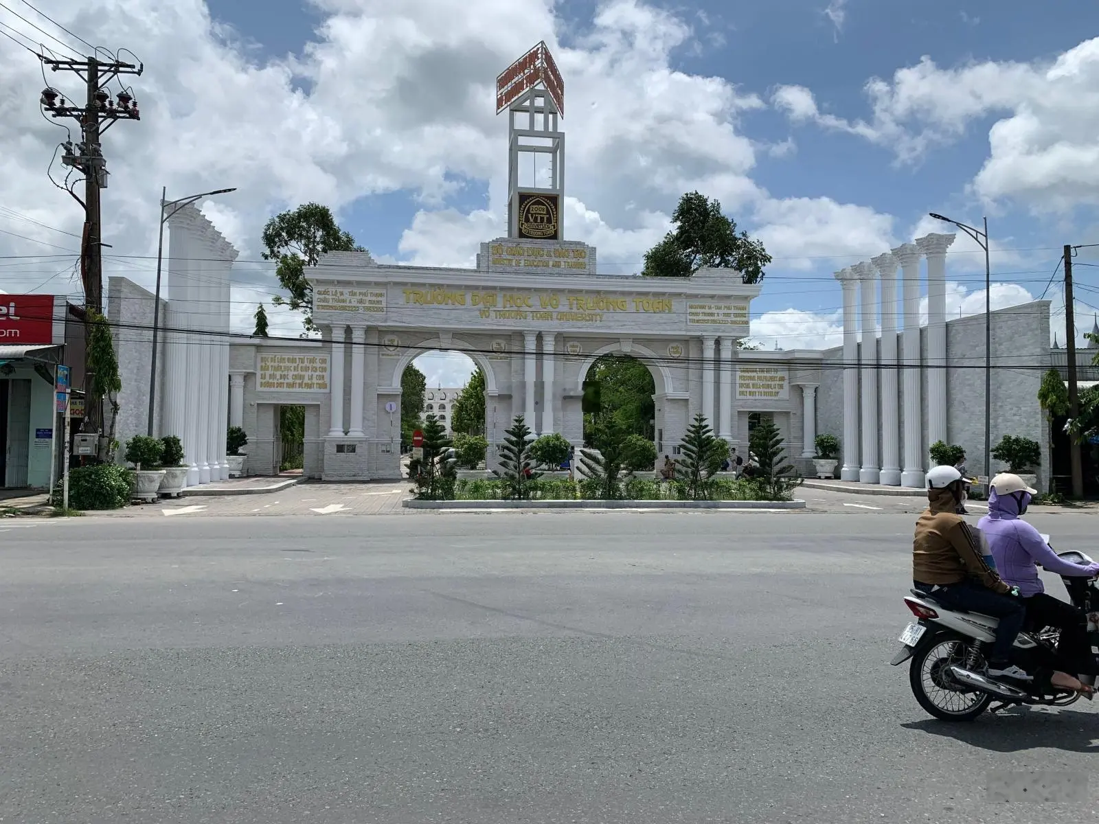 Bán nhà nghĩ mặt tiền Quốc Lộ 1A ngay Đại Học Võ Trường Toản 11 phòng cách Địa Phận Cần Thơ chỉ500m