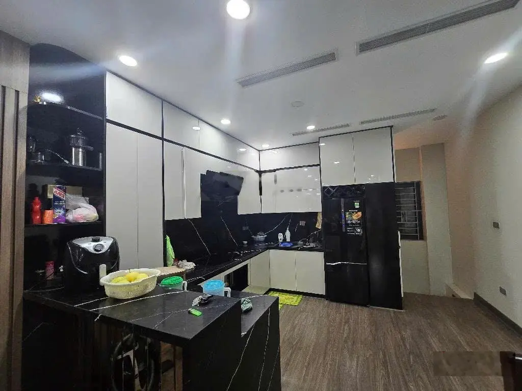 Hiếm, trung tâm phố ngọc lâm, kinh doanh siêu đỉnh gara oto 7 chỗ, 59m2* 5 tầng. 5p sang phố cổ