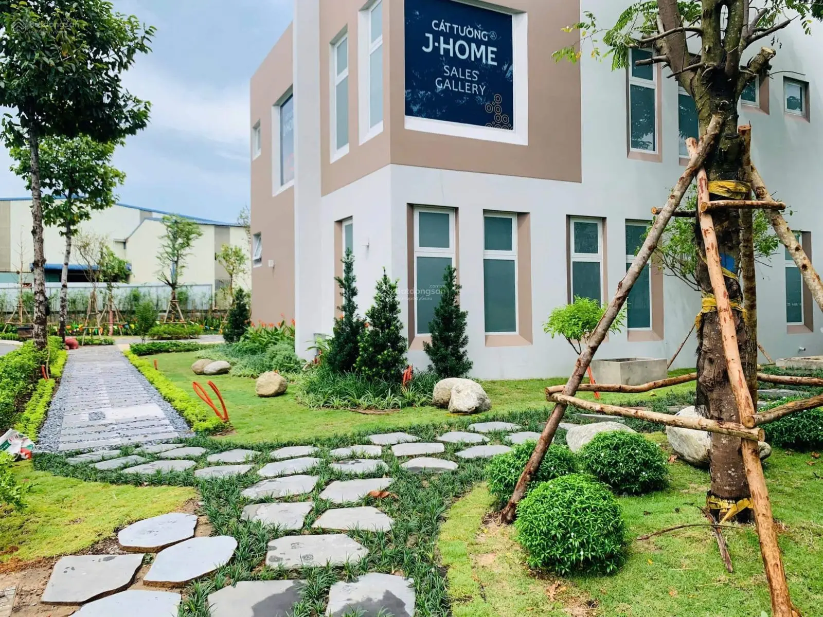 Nhà 3 tầng full nội thất SHR chuẩn Nhật Thuận An, Bình Dương. Tiện ích đẳng cấp có hồ bơi công viên