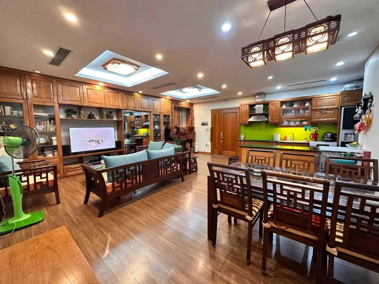 Bán gấp ! 170m2, 4pn, giá chỉ 12 tỷ. cửa đông nam, nt cao cấp, vị trí thuận lợi. lh: 0343,202.831