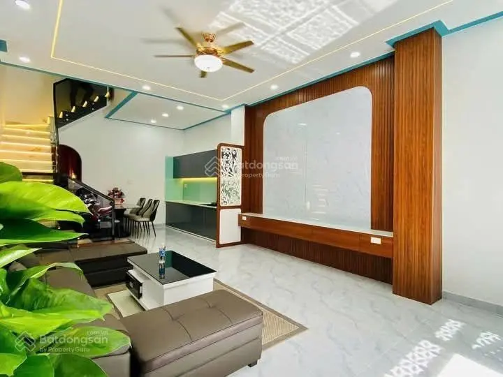 Có 102 Kim Mã, ở ngay full nội thất, lô góc 2 thoáng, ô tô 56m, ngõ thông ba gác đua, dt 43m2 * 5t