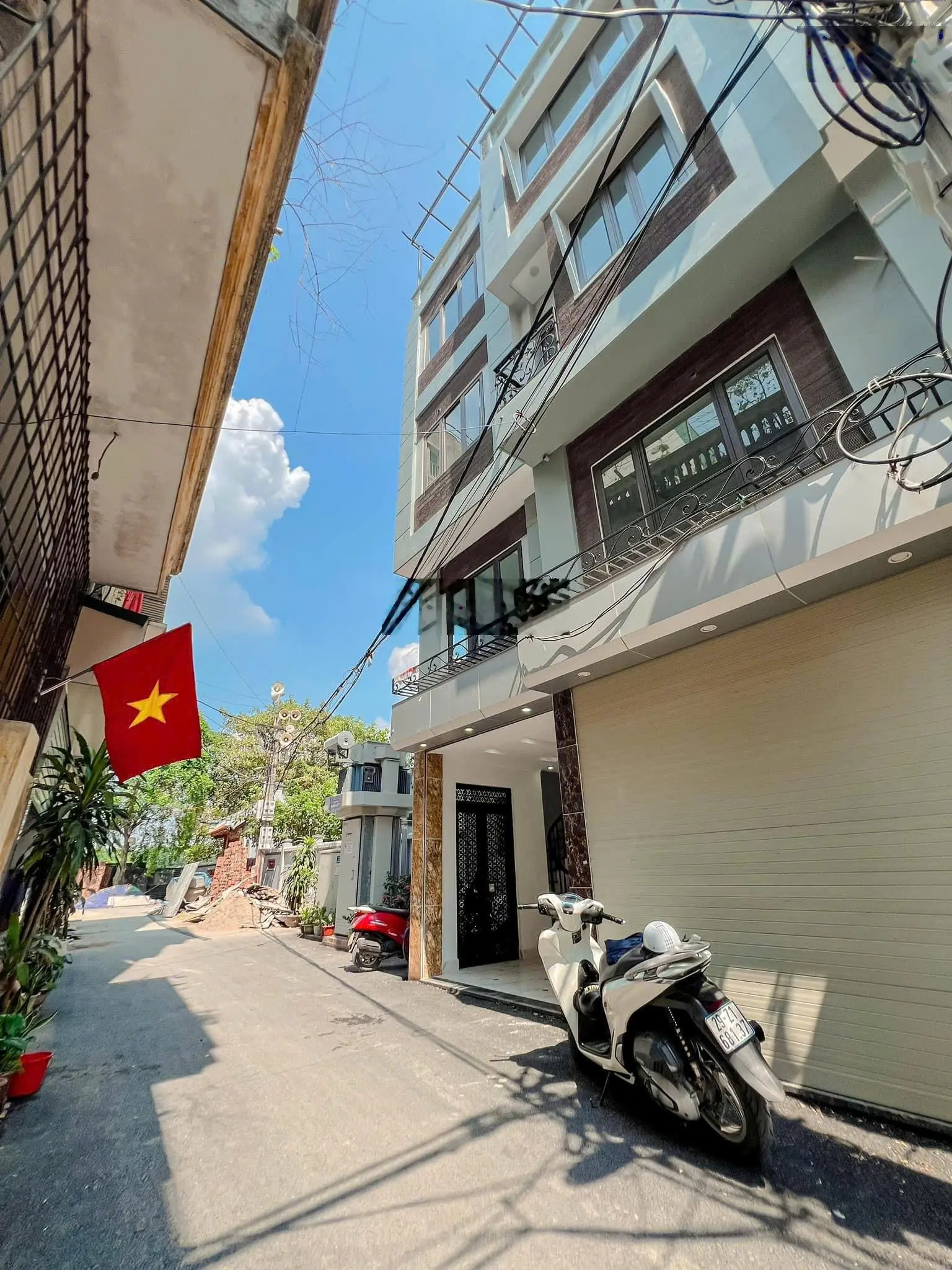 Bán nhà 5 tầng Hoàng Mai, DT 50m2, mặt tiền 4,8m, ô tô đỗ cửa, có thang máy, view hồ, giá 11,5 tỷ