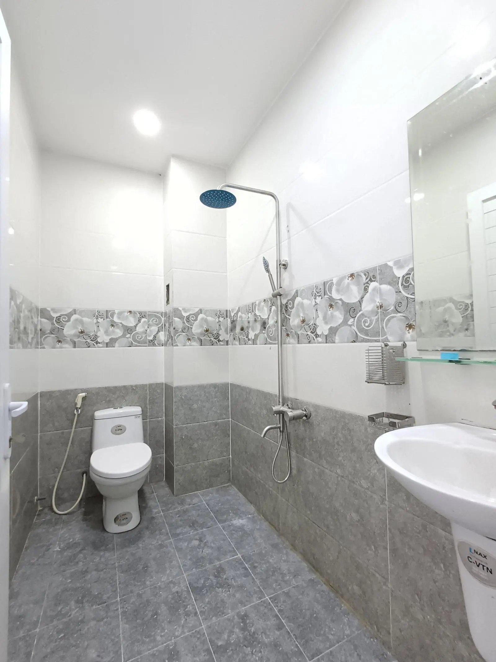 Nhà sân xe hơi 4m*17m - Tô Ngọc Vân - Ngã Tư Ga 2km - Phường Thạnh Xuân - Q12 - HCM
