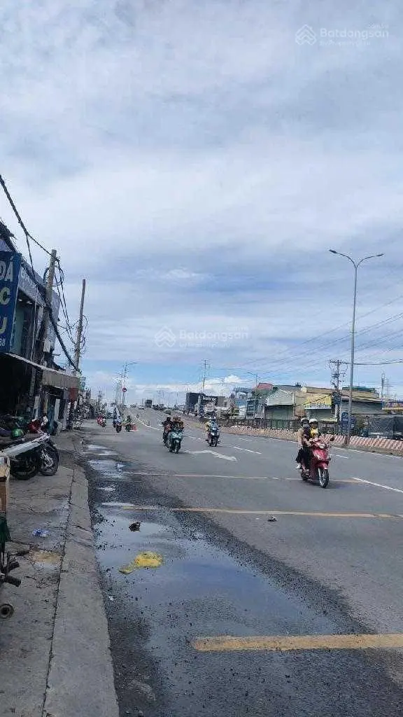 Mặt tiền KD, Quốc Lộ 1A, ngang 30m, 900m2, đang cho thuê kho xưởng, 100tr/tháng