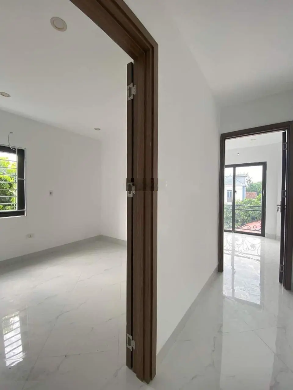 Bán căn 40m2x3T, mặt kinh doanh, gần cầu Đông La, 10 phút ra Penika