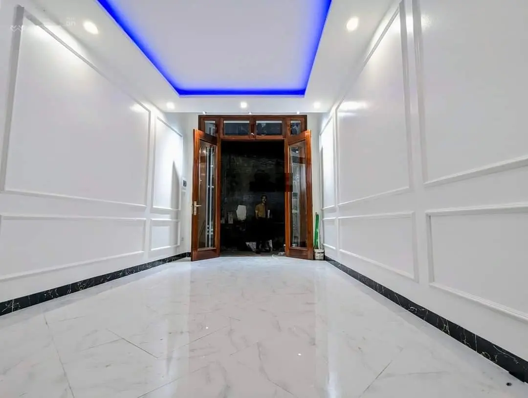 Bán rất gấp nhà phố Chính Kinh, 2 thoáng, vị trí đẹp sát Ngã Tư Sở, sổ nở hậu, 33m2 x 7 tầng