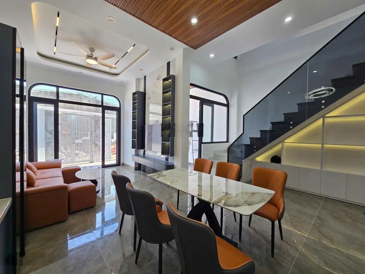 Nhà kiệt ô tô đậu trong sân, đường tôn đản