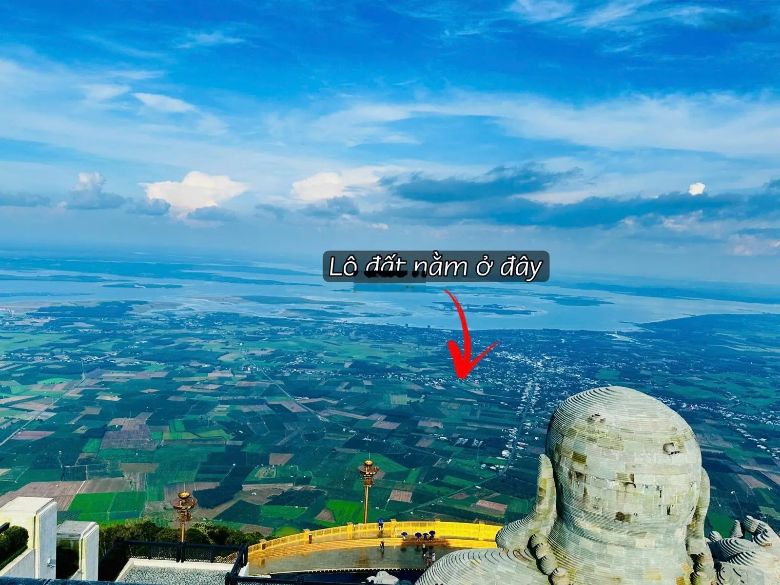 Đất KDL phong thủy đặc biệt : Lưng tựa Núi, mặt hướng Hồ. Mặt tiền đường nhựa 20M. Sát cạnh Sân Bay