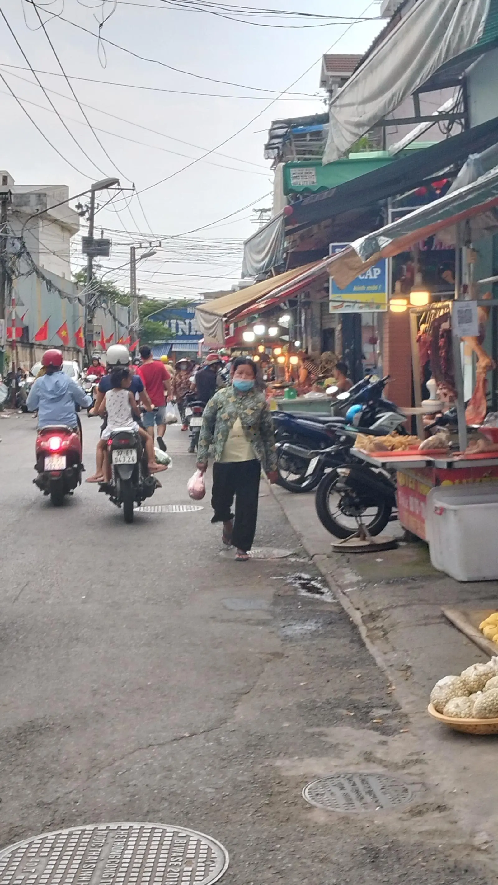Bán nhà riêng, phường An Bình, giáp với TP Thủ Đức, DT100 m2, sổ hồng riêng, hẻm xe hơi, giá 3,3 tỷ