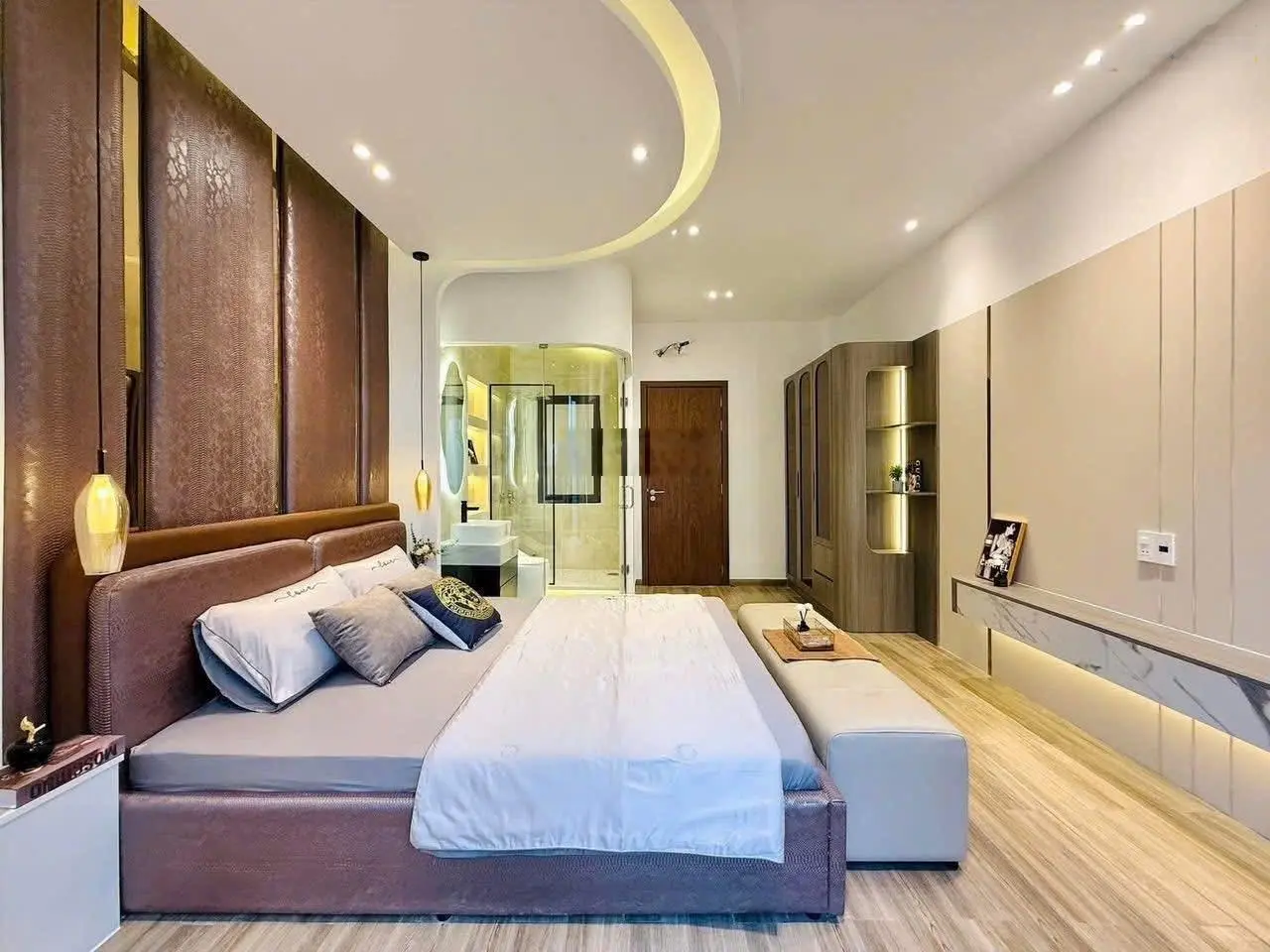 Căn siêu phẩm có thang máy - xe hơi ngủ trong nhà